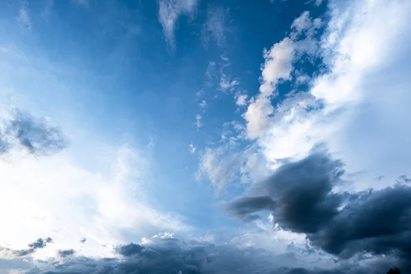 美丽蓝天中的白云和黑云 — 图库照片