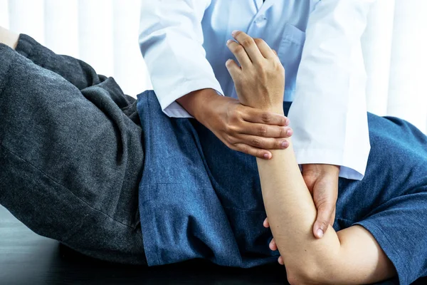 Fisioterapia Está Haciendo Terapia Manos Para Los Pacientes Hospital — Foto de Stock