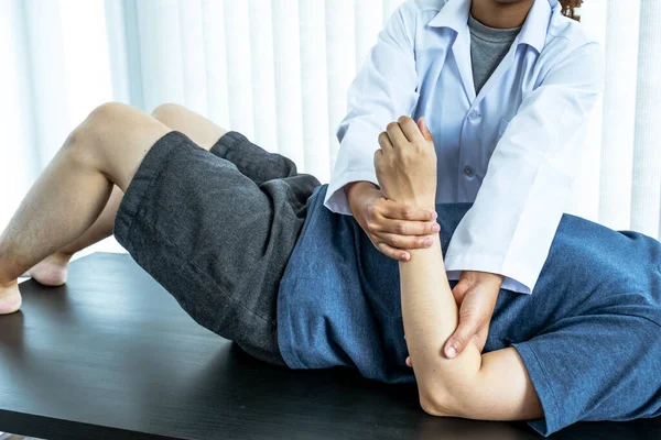 Fisioterapia Está Haciendo Terapia Manos Para Los Pacientes Hospital — Foto de Stock