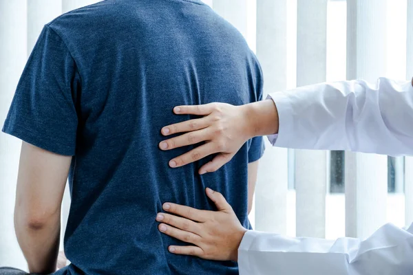 Fisioterapia Está Haciendo Terapia Espalda Para Los Pacientes Hospital — Foto de Stock