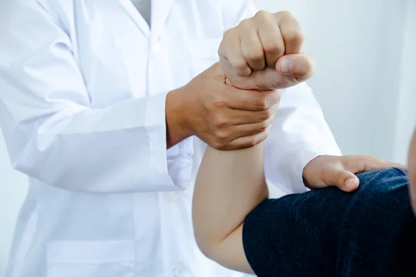 Fisioterapia Está Fazer Terapia Manual Para Pacientes Hospital Terapia Cotovelo — Fotografia de Stock