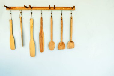Duvarda bir sürü tahta kaşık asılı..