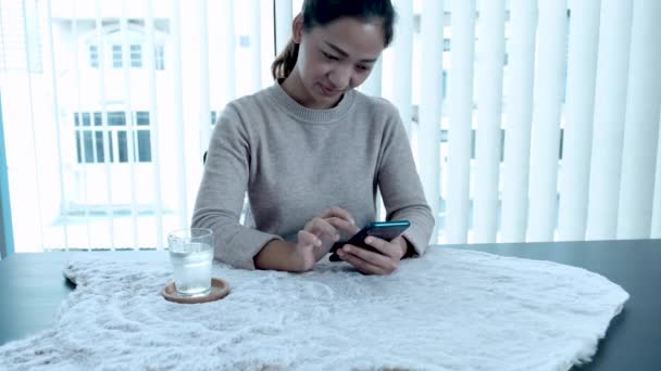 Asiatisk Kvinne Som Holder Smarttelefon Later Som Hun Lykkelig Oppfyllelse – stockvideo