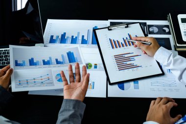 İş adamları ve iş kadınları iş gelirlerini artırmak için strateji planlamak üzere toplanıyorlar. Beyin fırtınası grafiği analizi yapın ve yeni hedefin başarısını tartışın..