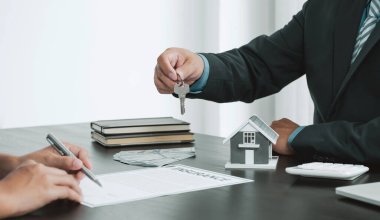 Bir emlakçı tut, anahtarları tut, ve iş sözleşmesini açıkla, kira, satın al, ipotek, kredi veya ev sigortası.