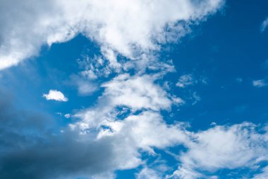 Güzel mavi gökyüzünde beyaz ve siyah bulutlar.