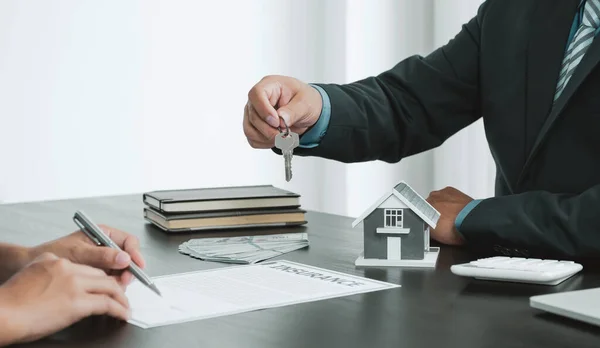 Bir emlakçı tut, anahtarları tut, ve iş sözleşmesini açıkla, kira, satın al, ipotek, kredi veya ev sigortası.