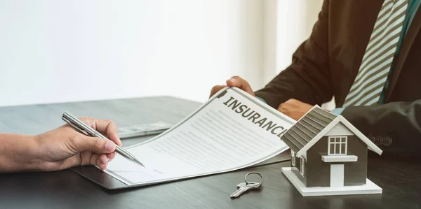 Koper Ondertekent Een Contract Voor Zakelijke Huur Hypotheek Woningverzekering Voor — Stockfoto