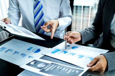 İş adamları ve iş kadınları iş gelirlerini artırmak için strateji planlamak üzere toplanıyorlar. Beyin fırtınası grafiği analizi yapın ve yeni hedefin başarısını tartışın..