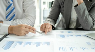 İş adamları ve iş kadınları ekibi, iş gelirlerini artırmak için strateji planlama toplantılarına işaret ediyor. Beyin fırtınası grafiği analizi yapın ve yeni hedefin başarısını tartışın..
