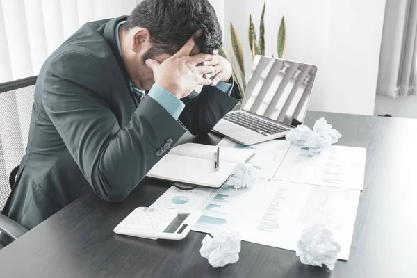 ビジネスマンはストレス不安を抱えて行動した不満ビジネス危機から書類作成紙キューブ混乱テーブルの上 — ストック写真