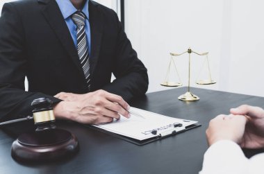 Erkek avukat iş adamlarına iş anlaşmazlığı konusunda danışmanlık hizmeti veriyor..