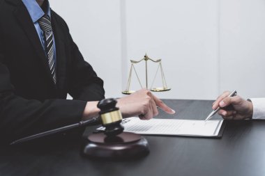 Erkek avukat iş adamlarına iş anlaşmazlığı konusunda danışmanlık hizmeti veriyor..