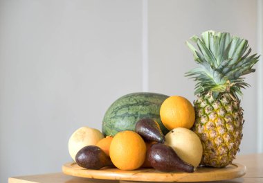 Çeşitli taze Tayland meyveleri - karpuz avokado Çin armut ananas portakalı tepside yemek ya da diyet yiyenler için partide servis tabağı gibi hazırlanır. Atıştırmak yerine