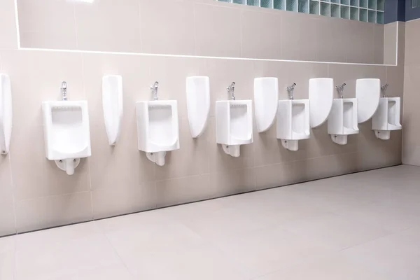 Toilettes Publiques Pour Hommes Avec Étal Urinoirs Porcelaine Blanche Salle — Photo