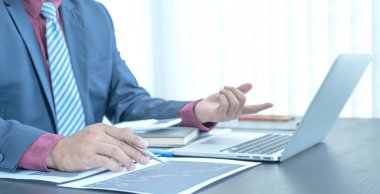 Tüccar işadamları hisse senedi grafiği ve raporunu analiz eder, çevrimiçi pre-market yönetimi için hedefler belirler..