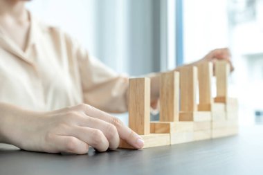 El ele tutuşmak tahta oyununu engeller, yönetim ve strateji riski kavramını, büyüme işi başarı süreci ve takım çalışması.