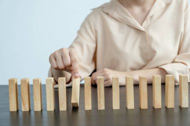 El ele tutuşmak tahta oyununu engeller, yönetim ve strateji riski kavramını, büyüme işi başarı süreci ve takım çalışması.