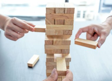 El ele tutuşmak tahta oyununu engeller, yönetim ve strateji riski kavramını, büyüme işi başarı süreci ve takım çalışması.