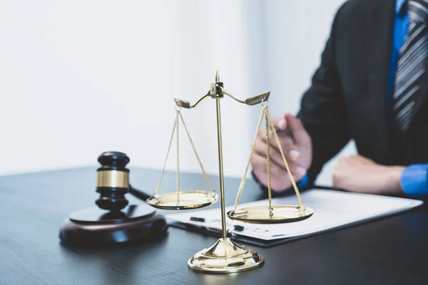 Escalas Justiça Frente Advogado Masculino Está Prestando Serviço Para Consultar — Fotografia de Stock