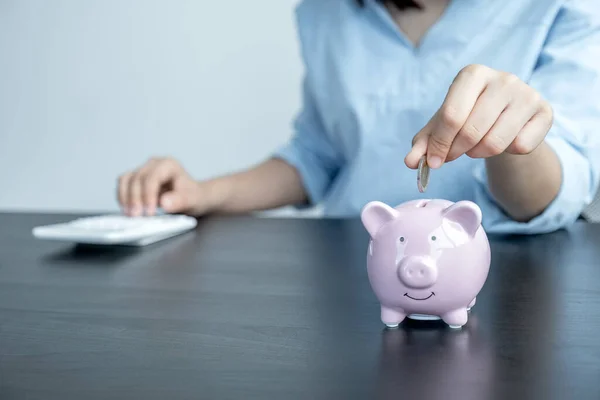 Frau Steckt Münze Sparschwein Beschleunigt Existenzgründung Zum Erfolg Sparen Für — Stockfoto