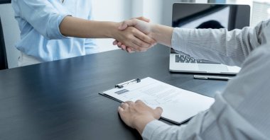 İş idaresi yöneticileri toplantı odasında iş başvurusunda bulunanlarla görüşüyor..