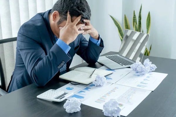 Zakenman Handelde Met Vermoeide Stress Angst Van Gefrustreerde Bedrijfscrisis Papierwinkel — Stockfoto