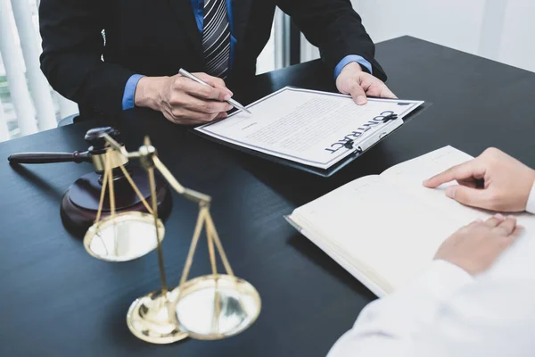 Male Lawyer Providing Service Consult Business Dispute Businessman — Stock Photo, Image