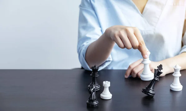 Mão Mover Xadrez Com Estratégia Tática Para Ganhar Inimigo Jogar — Fotografia de Stock