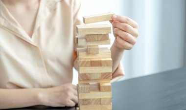 El ele tutuşmak tahta oyununu engeller, yönetim ve strateji riski kavramını, büyüme işi başarı süreci ve takım çalışması.