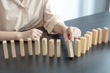 El ele tutuşmak tahta oyununu engeller, yönetim ve strateji riski kavramını, büyüme işi başarı süreci ve takım çalışması.