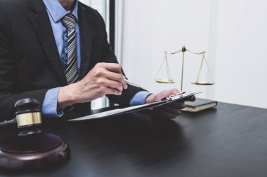 Erkek avukatın resmi iş anlaşmazlığına danışma hizmeti veriyor.