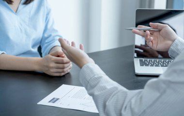 İş idaresi yöneticileri toplantı odasında iş başvurusunda bulunanlarla görüşüyor..