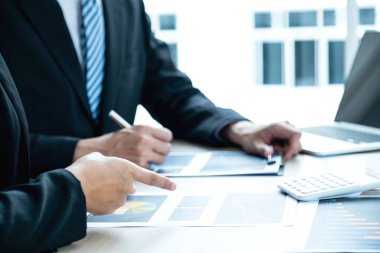 İş adamları ve iş kadınları iş gelirlerini artırmak için strateji planlamak üzere toplanıyorlar. Beyin fırtınası grafiği analizi yapın ve yeni hedefin başarısını tartışın..