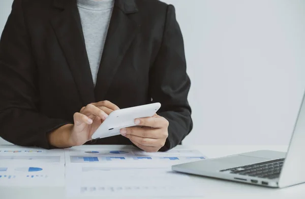 Las Mujeres Negocios Contable Utilizan Calculadora Portátil Haciendo Cuenta Para — Foto de Stock