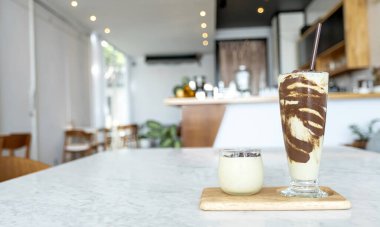 Avokado smoothie shake ve çikolata veya kakao pul gevreği vejetaryen için tatlı. Sütsüz mus..