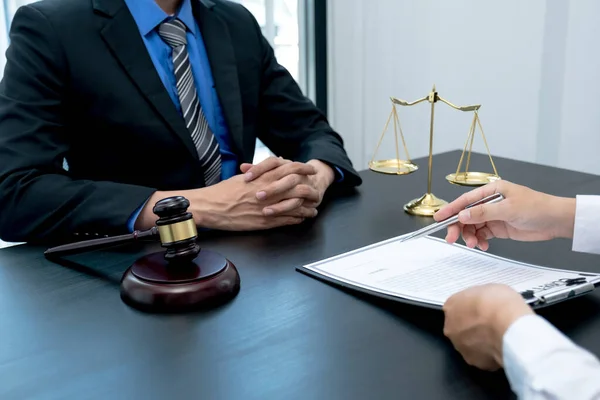Der Männliche Anwalt Bietet Dienstleistung Geschäftsstreitigkeiten Mit Geschäftsleuten Beraten — Stockfoto