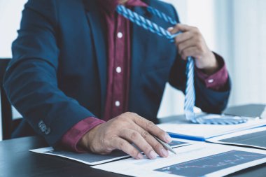 Tüccar işadamları hisse senedi grafiği ve raporunu analiz eder, çevrimiçi pre-market yönetimi için hedefler belirler..