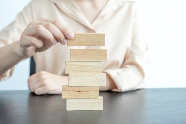 El ele tutuşmak tahta oyununu engeller, yönetim ve strateji riski kavramını, büyüme işi başarı süreci ve takım çalışması.