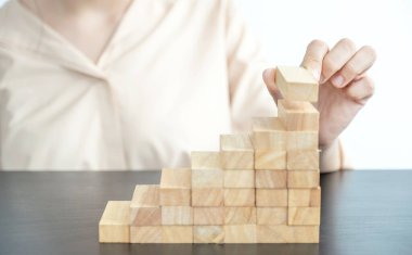 El ele tutuşmak tahta oyununu engeller, yönetim ve strateji riski kavramını, büyüme işi başarı süreci ve takım çalışması.