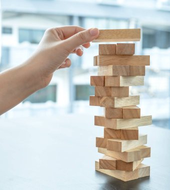 El ele tutuşmak tahta oyununu engeller, yönetim ve strateji riski kavramını, büyüme işi başarı süreci ve takım çalışması.