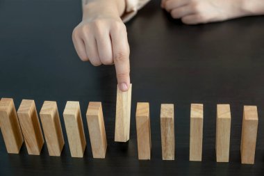 El ele tutuşmak tahta oyununu engeller, yönetim ve strateji riski kavramını, büyüme işi başarı süreci ve takım çalışması.