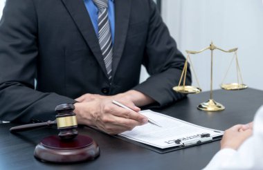 Erkek avukat iş adamlarına iş anlaşmazlığı konusunda danışmanlık hizmeti veriyor..