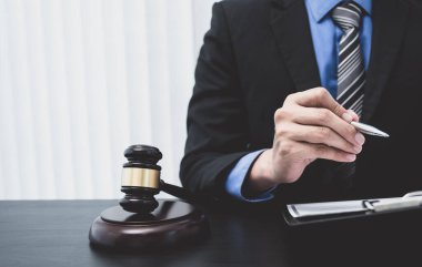 Erkek avukatın resmi iş anlaşmazlığına danışma hizmeti veriyor.