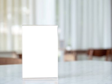 Lokanta bar masasında menü standının çerçeve görüntüsü.