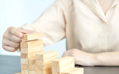 El ele tutuşmak tahta oyununu engeller, yönetim ve strateji riski kavramını, büyüme işi başarı süreci ve takım çalışması.