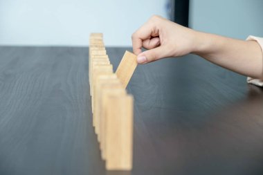 El ele tutuşmak tahta oyununu engeller, yönetim ve strateji riski kavramını, büyüme işi başarı süreci ve takım çalışması.