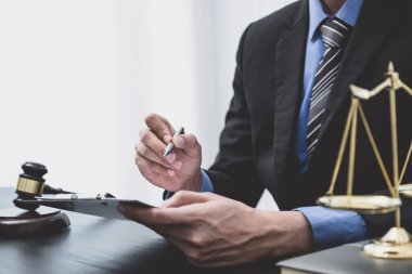 Erkek avukatın resmi iş anlaşmazlığına danışma hizmeti veriyor.