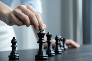 Satrancı strateji ve taktikle hareket ettir. Düşman kazanmak için, masa oyununda savaş, iş fırsatı yarışması stratejik meydan okuma konsepti.