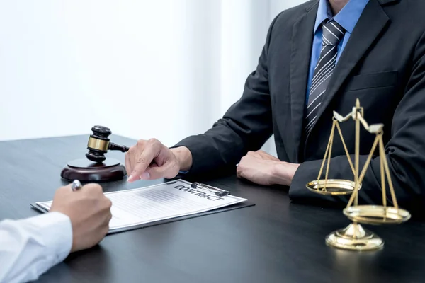 Mannelijke Advocaat Het Verstrekken Van Diensten Zakelijke Geschil Raadplegen Aan — Stockfoto